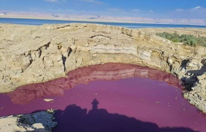 مياه حمراء غريبة بمحيط البحر الميت.. والمياه تتحقق