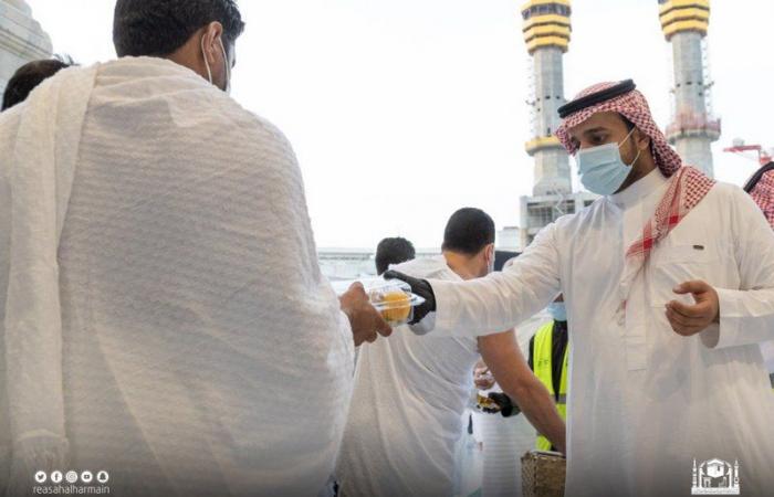 وفق التدابير الوقائية.. توزيع 2000 وجبة إفطار صائم بالمسجد الحرام أمس