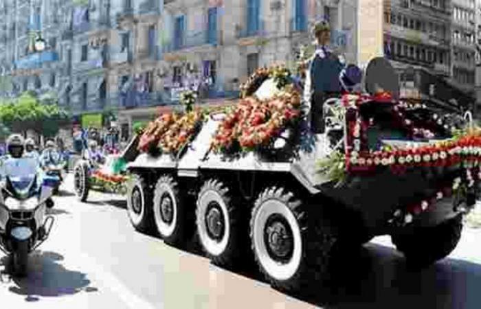 بالصور .. تشييع الرئيس الجزائري السابق في جنازة رسمية