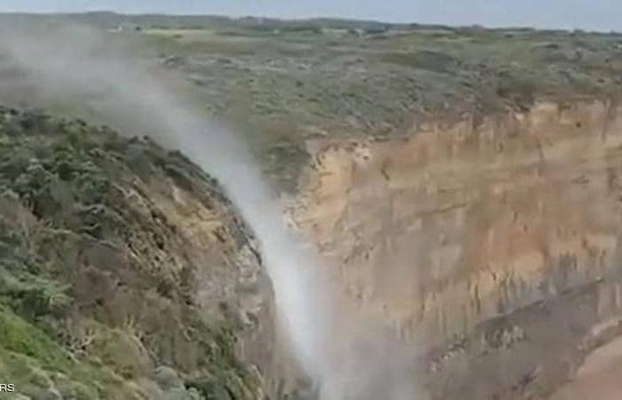 بالفيديو.. مياه الشلال "تتجه إلى الأعلى" في ظاهرة طبيعية غريبة