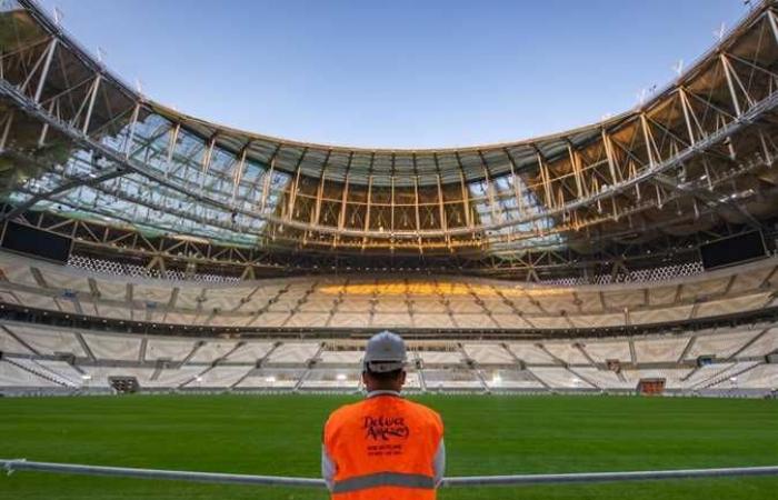 قطر تعلن الانتهاء من فرش الأرضية العشبية لملعب نهائي كأس العالم 2022