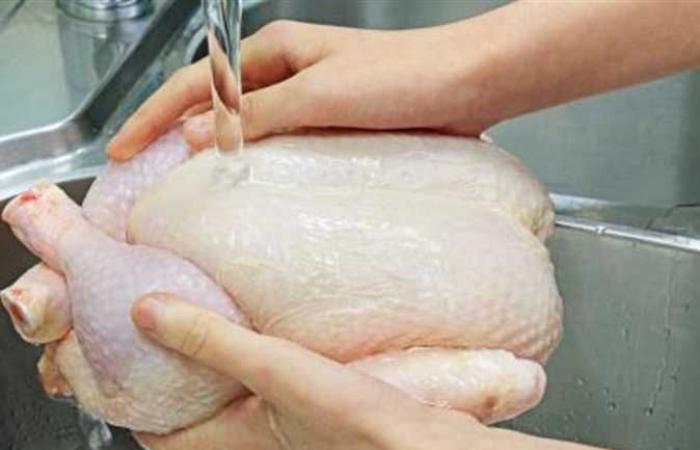 خبراء يحذرون من غسل الدجاج واللحوم بالماء (التفاصيل والمخاطر)