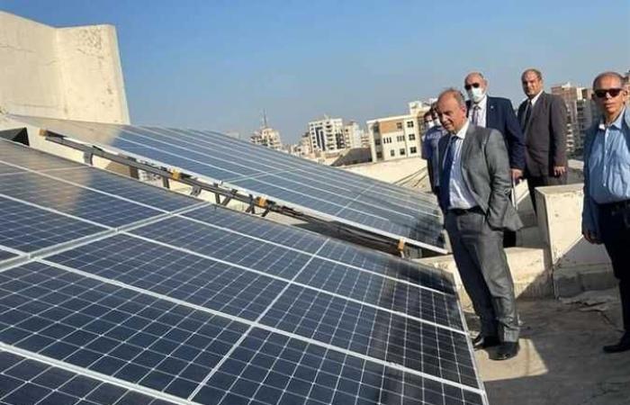 رئيس جامعة الزقازيق يتفقد خلايا الطاقة الشمسية بكلية الهندسة
