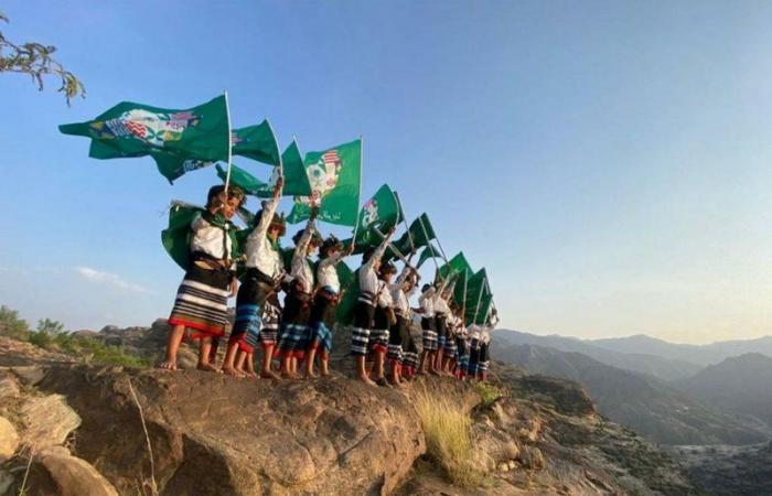 من أعالي قمم جبال القهر بـ"الريث".. أطفال يحملون العلم السعودي