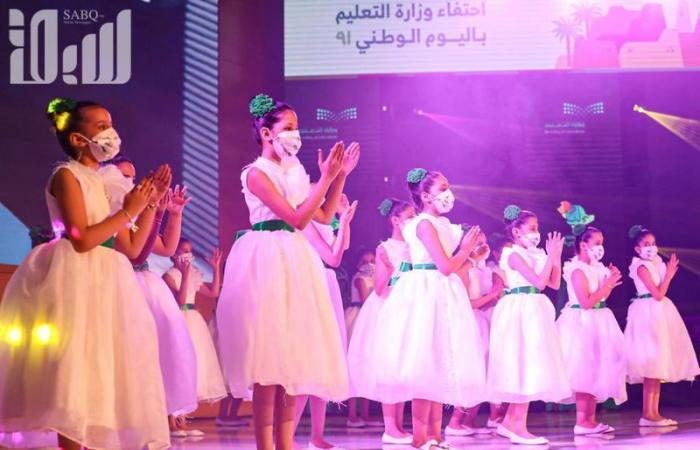 شاهد..أمير الرياض بالنيابة يشارك الطلاب العرضة في حفل "التعليم" بيوم الوطن