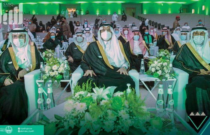 شاهد..أمير الرياض بالنيابة يشارك الطلاب العرضة في حفل "التعليم" بيوم الوطن
