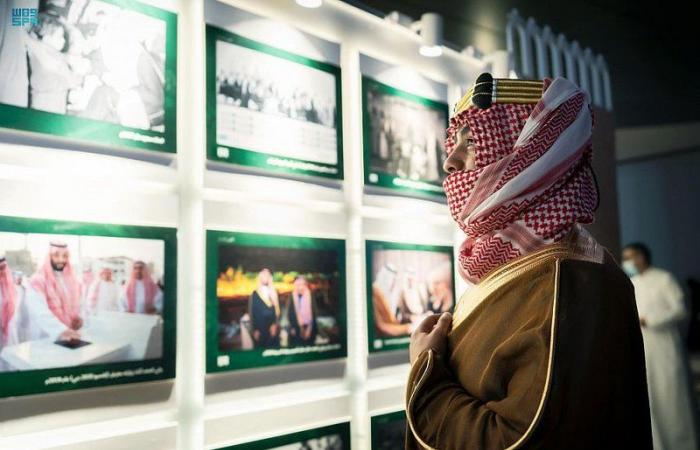الصور التاريخية للملوك والحراك التنموي يجذبان جمهور واجهة الرياض