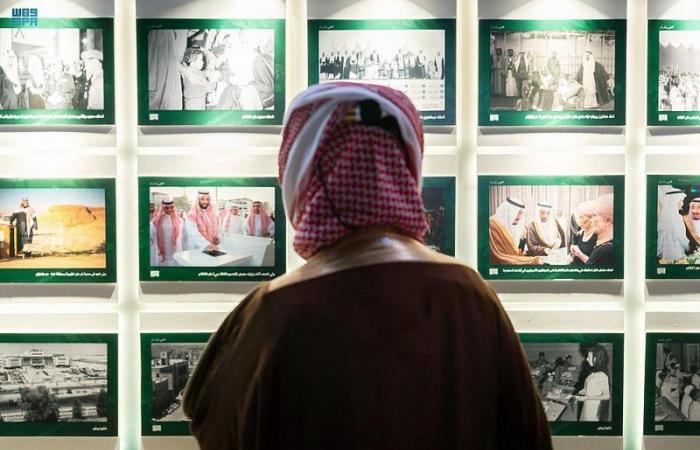 الصور التاريخية للملوك والحراك التنموي يجذبان جمهور واجهة الرياض