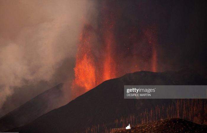 صور مفزعة: حمم بركان "كومبر فيجا" اللاهبة تبتلع "الكناري" الإسبانية