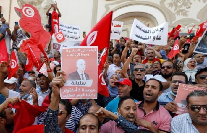 الآلاف من التونسيين يتجمعون لدعم قرارات الرئيس