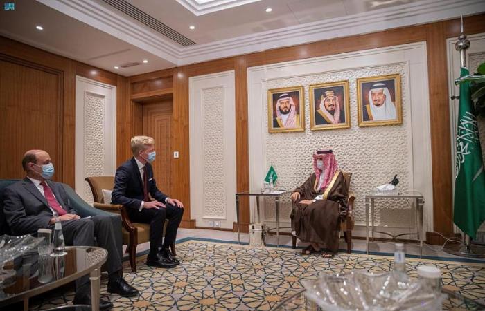 وزير الخارجية يبحث مع المبعوث الأممي آخر المستجدات لإنهاء الأزمة اليمنية
