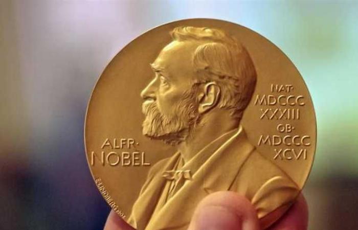 فوز ثلاثة علماء بجائزة نوبل للفيزياء