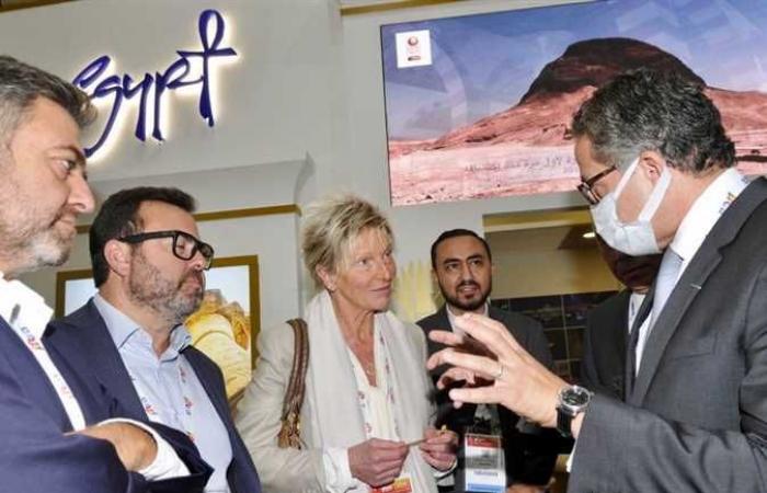 وزير السياحة يتفقد الجناح المصري المشارك في معرض «IFTM TOP RESA»