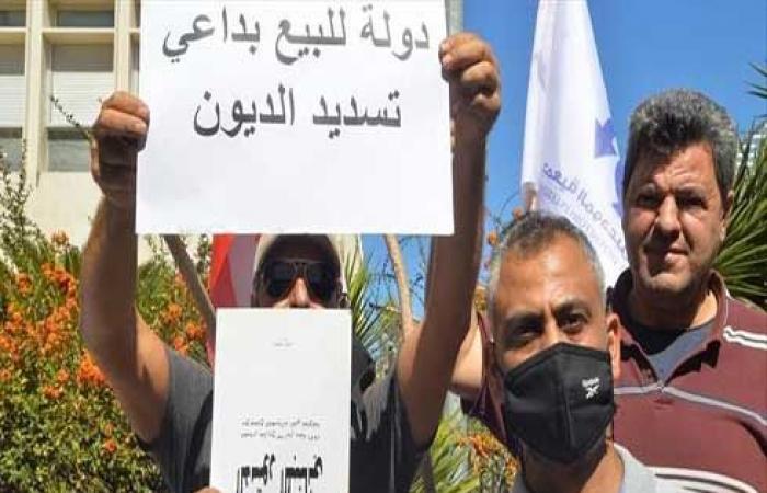 عشرات اللبنانيين يحتجون على استمرار احتجاز المصارف لأموالهم