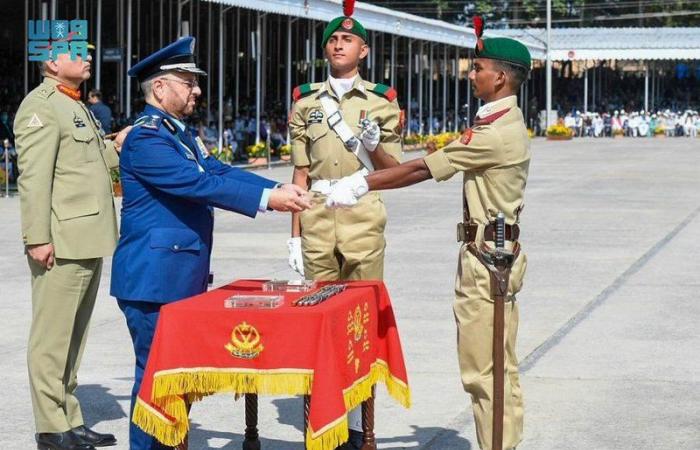 رئيس "هيئة الأركان العامة" يشهد تخرُّج طلبة الأكاديمية العسكرية الباكستانية