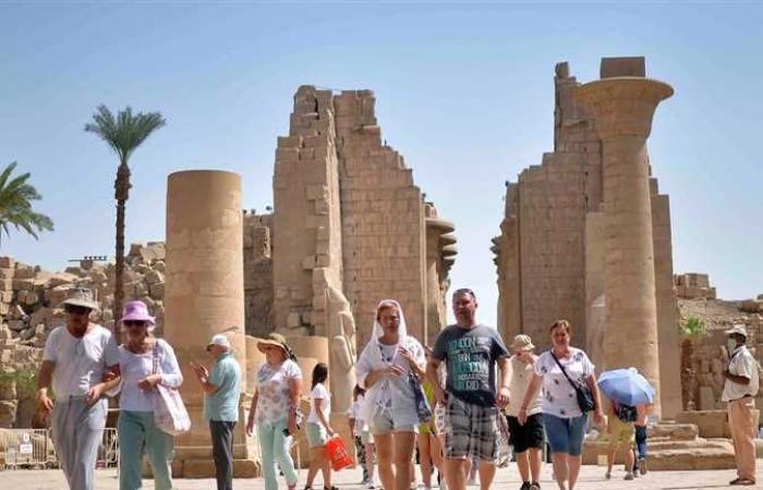 إقبال سياحي متزايد لزيارة معابد الكرنك رغم ارتفاع درجات الحرارة بالأقصر