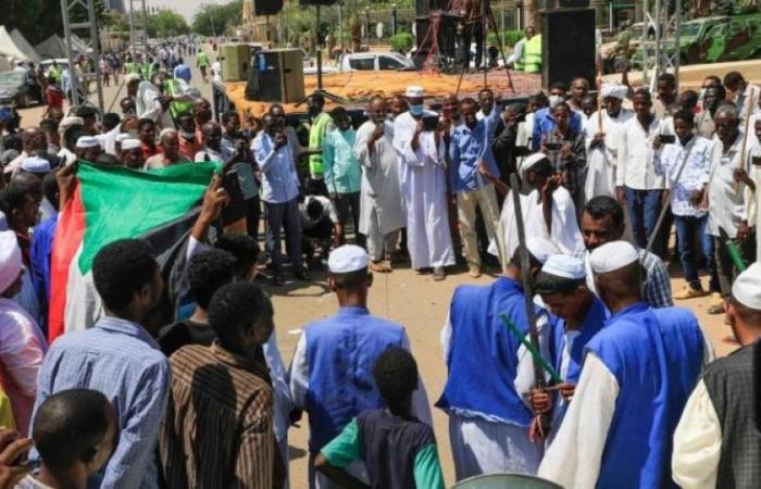 مئات السودانيين يعتصمون للمطالبة بسلطة عسكرية