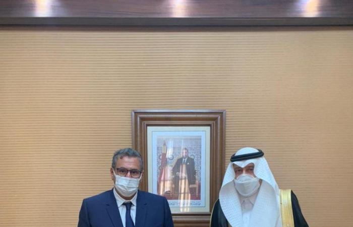 شاهد.. السفير "الغريري" يلتقي رئيس الحكومة المغربية ويُسلِّمه "المبادرة السعودية"