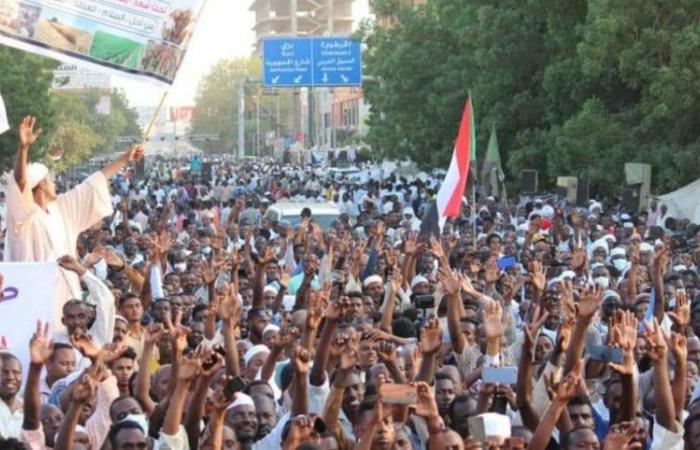 المعتصمون المؤيدون للجيش يغلقون وسط العاصمة السودانية