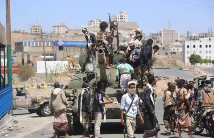 طيران التحالف يقطع إمدادات الحوثيين ويدمر عتادهم