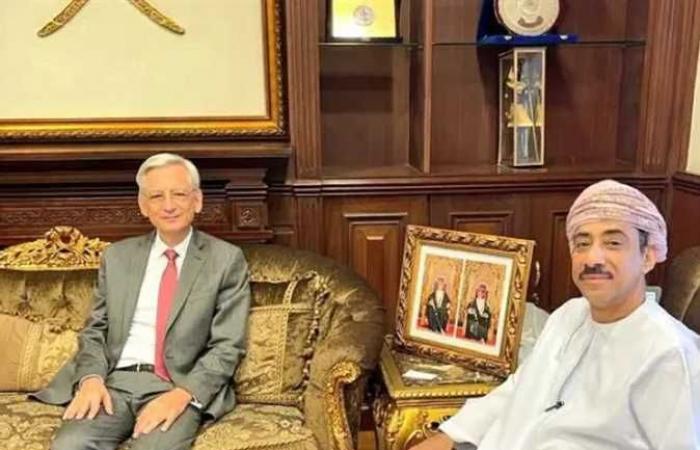 سفير عُمان بالقاهرة يبحث مع نظيره الفرنسي تعزيز العلاقات بين مسقط وباريس