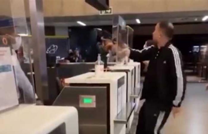 مسافر يفقد أعصابه في المطار بسبب تأجيل رحلته.. حطم مكاتب الاستقبال (فيديو)