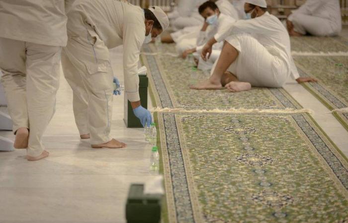 بالصور.. توزيع أكثر من مليون لتر "ماء زمزم" داخل المسجد الحرام