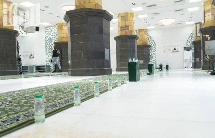 بالصور.. توزيع أكثر من مليون لتر "ماء زمزم" داخل المسجد الحرام