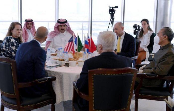 "آل جابر" يستعرض مع سفراء الدول دائمة العضوية بمجلس الأمن الجهود السعودية باليمن