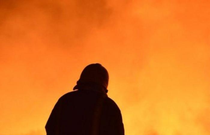 مدني الرياض يخمد حريقاً نشب في أخشاب بحي المنصورة