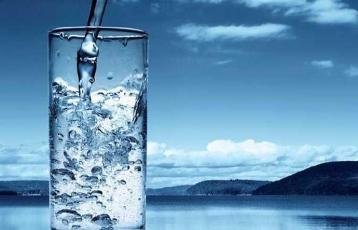 خبيرة تغذية تحذر من تناول المياه بكثرة: قد تصاب بالتسمم