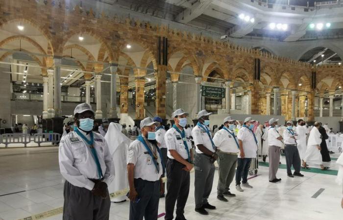 40 قائداً كشفياً من "تعليم مكة المكرمة" يتطوعون في الحرم المكي الشريف