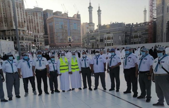 40 قائداً كشفياً من "تعليم مكة المكرمة" يتطوعون في الحرم المكي الشريف