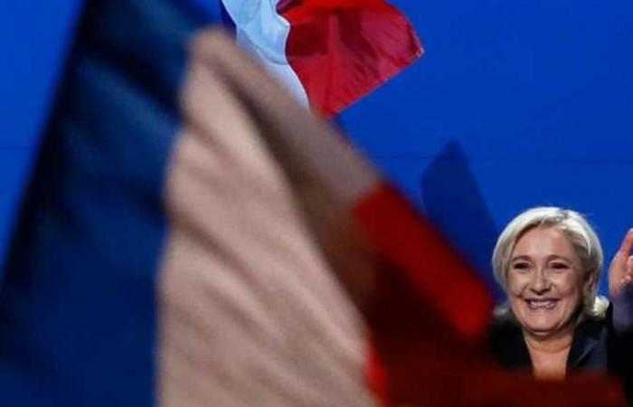مارين لوبان تدعو لإعادة رفع علم فرنسا تحت قوس النصر في باريس