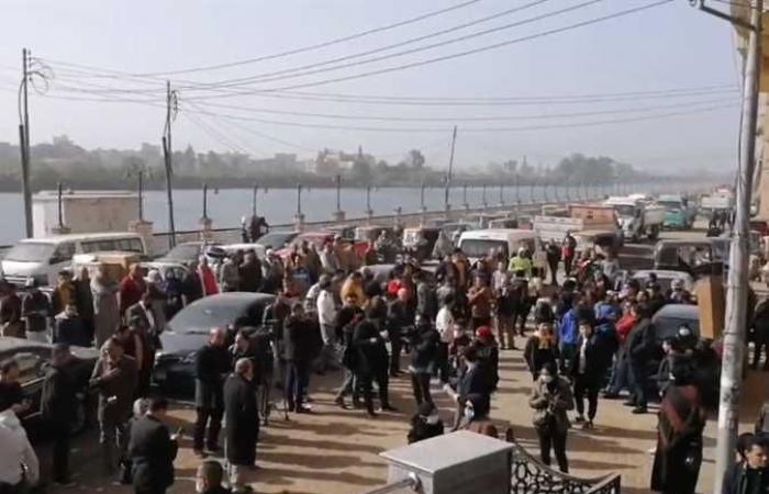 المئات يحرصون على وداع وائل الإبراشي خلال جنازته (فيديو)