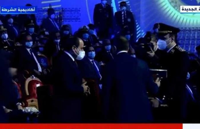 وزير الداخلية يقدم للسيسي هدية تذكارية بمناسبة الاحتفال بعيد الشرطة 70