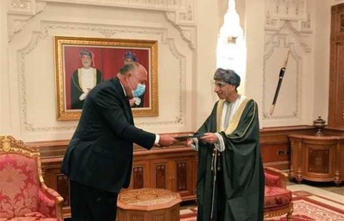 شكري يسلم رسالة من الرئيس إلى سلطان عمان