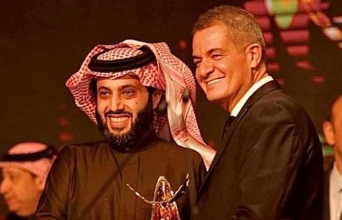 تركي آل الشيخ يكرم المنتج حمادة إسماعيل عن موسم الرياض و«Joy Awards»