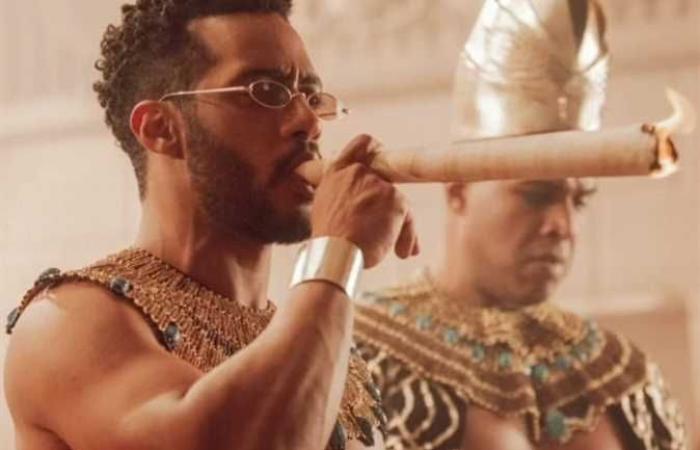 بـ«زي فرعوني وسيجارة محشية».. محمد رمضان يروج لأغنيته الجديدة «باي باي ثانوية»