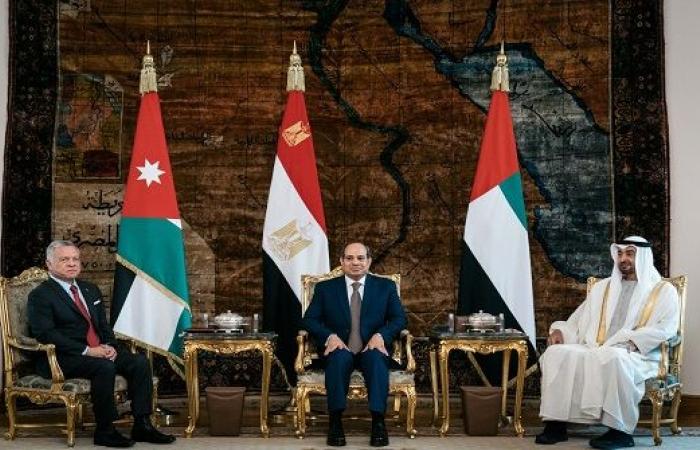 الملك يعقد لقاء مع الرئيس المصري وولي عهد أبوظبي بالقاهرة - تفاصيل