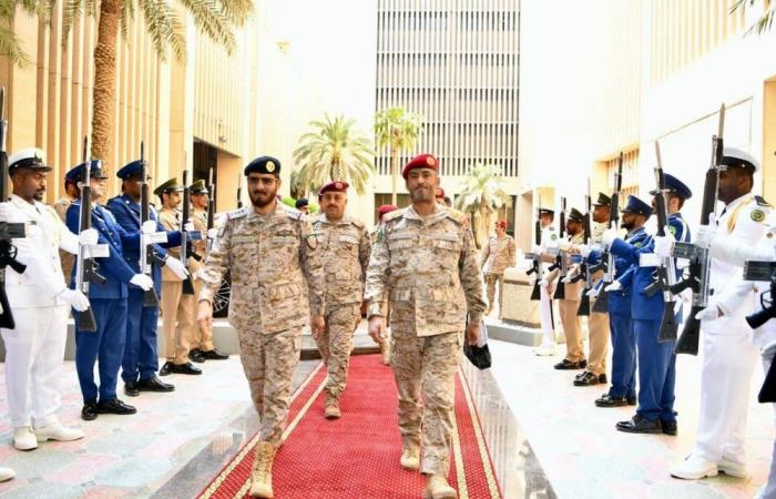 الأزيمع يستقبل قادة عسكريين من اليمن والسودان