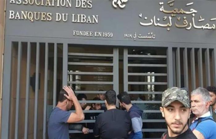 10 عمليات اقتحام مسلحة خلال يوم .. مصارف لبنان تغلق أبوابها