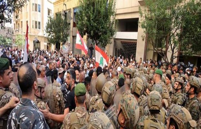 للمرة الأولى.. متظاهرون يقتحمون ساحة مجلس النواب اللبناني