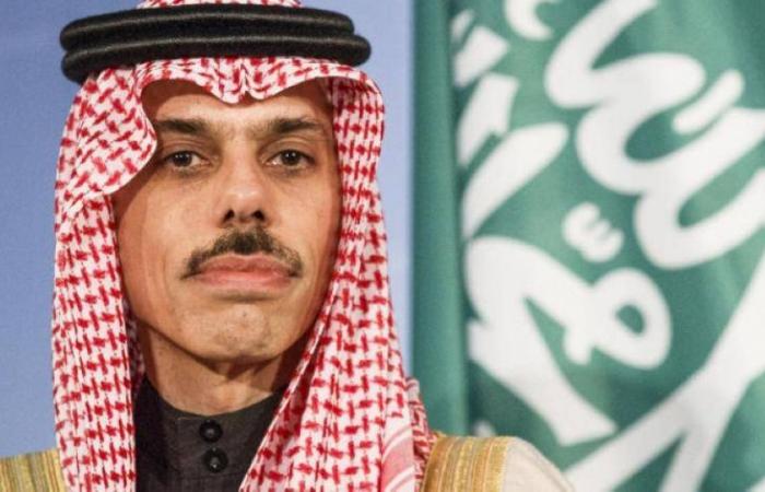 نيابة عن خادم الحرمين .. وزير الخارجية يغادر إلى الجزائر لتمثيل المملكة في القمة العربية