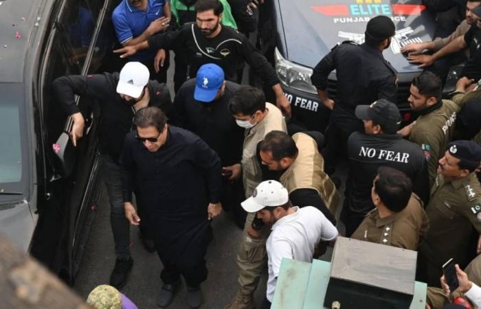إطلاق نار على عمران خان رئيس وزراء باكستان السابق