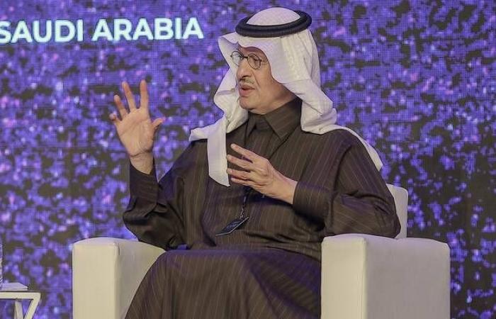 وزير الطاقة السعودي ينفي مناقشة زيادة الإنتاج مع منتجي أوبك+