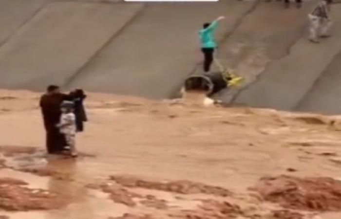 فيديو يحبس الأنفاس.. لحظة إنقاذ طفل حاصرته السيول في المدينة المنورة