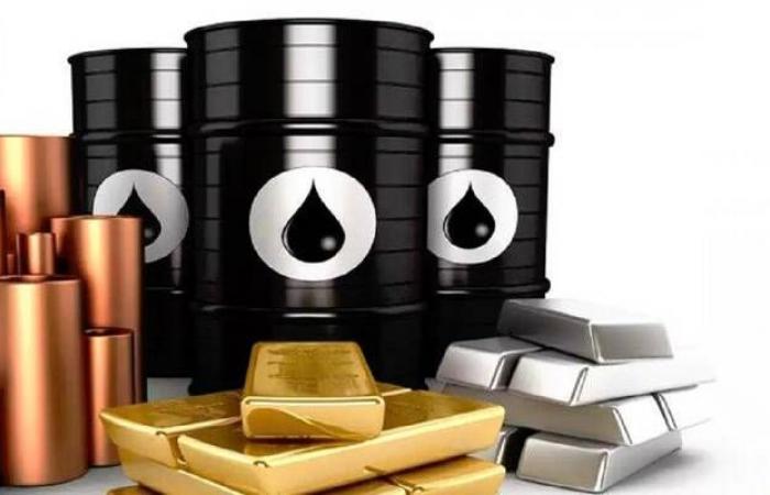 تحديات وفرص.. "ساكسو بنك" يوضح أبرز ملامح توقعات الذهب والنفط لعام 2023