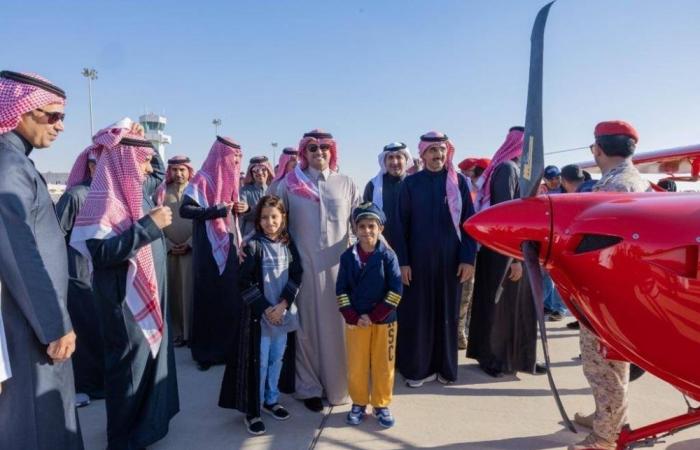محافظ الأحساء يزور معرض نادي الطيران السعودي