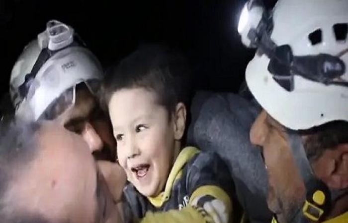 خرج يضحك ويداعب من حوله.. فرحة عارمة بإنقاذ طفل سوري من الركام